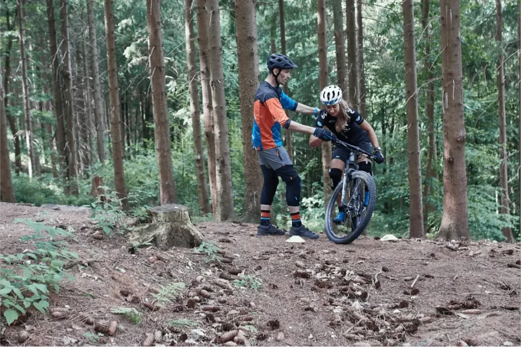 Mountainbikester Rosa van Doorn in het bos